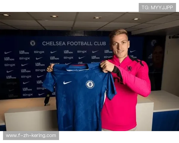 切尔西中路传球穿透使前锋获得单刀